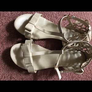 Ankle strap Low Wedge Sandals. 7.5-8